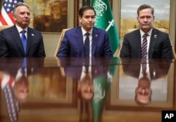 Стив Уиткофф (слева), Марко Рубио (в центре) и советник президента США по национальной безопасности Майк Уолц на переговорах в Саудовской Аравии в феврале