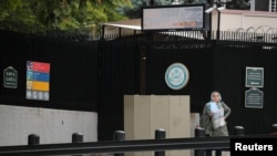 АКШнын Анкарадагы элчилигинин кире бериши. 9-октябрь, 2017-жыл. 