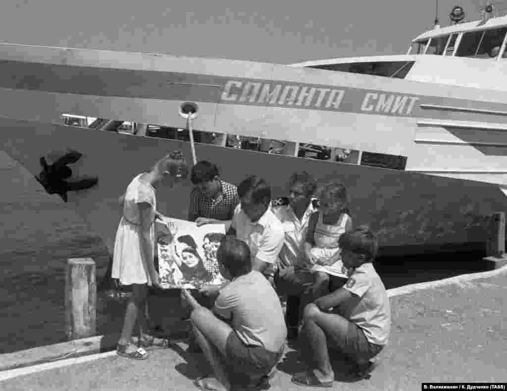 В США Саманта вернулась в статусе знаменитости. Ee стали приглашать на телевидение, она снялась в голливудских сериалах &quot;Чарльз в ответе&quot; и &quot;Улица Лайм&quot; и сотрудничала с каналом &quot;Дисней&quot;: брала интервью у кандидатов в президенты США от&nbsp;Демократической партии. Она погибла в&nbsp;авиакатастрофе 25 августа 1985 года: в тот день девочка с отцом возвращались из&nbsp;Великобритании со съемок сериала. Небольшой самолет местной авиакомпании, на котором она добиралась домой, летел в сложных метеоусловиях. По официальной версии следователей, пилот при посадке промахнулся мимо&nbsp;взлетно-посадочной полосы небольшого аэропорта. На борту были 6 пассажиров и 2 пилота, никому из них выжить не удалось. В СССР смерть Саманты породила конспирологическую теорию заговора. Но расследование Национального совета США по безопасности на транспорте показало, что вся вина за произошедшее лежит именно на пилоте