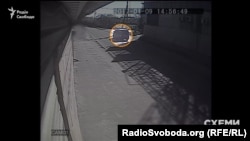 Попереду їде темно-синій Volkswagen T5