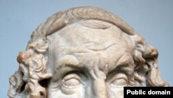 При сопоставлении поэм Гомера с живой эпической традицией, еще существовавшей в 1930-х у народов Югославии, обнаружилось сходство поэтических приемов