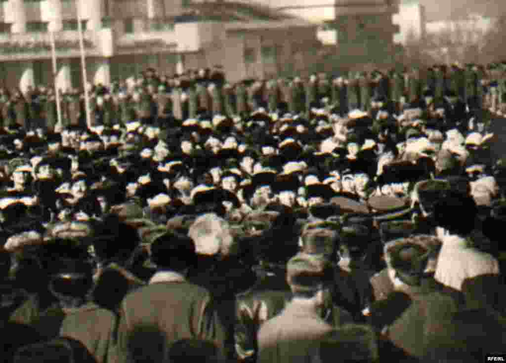 Борбордук аянтка тынч жөө жүрүшкө чыккан жаштар Москванын Казакстанга чоочун адамды жетекчи кылып дайындаганына нааразылыгын билдирип, талаптарын бийликке жеткирүүгө аракет кылышты.