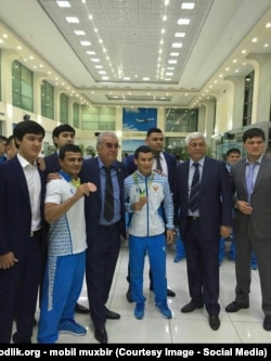 Салим Абдувалиев (третий слева) считается основным спонсором Олимпийской сборной Узбекистана.