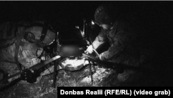 Бійці 412-го окремого полку Сил безпілотних систем Nemesis прикріплюють до дрона протитанкову міну
