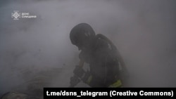 За повідомленням, сили РФ обстріляли надзвичайників саме тоді, коли ті ліквідовували пожежі, спричинені попередньою російською атакою