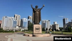 Пам'ятник Франциску Скорині біля Національної бібліотеки в Мінську