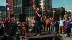 Під КСУ принесли «піонерські краватки» на підтримку декомунізації – відео