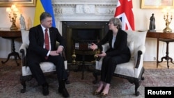 Президент Порошенко та прем'єр-міністр Великої Британії Тереза Мей під час зустрічі в Лондоні, 19 квітня 2017 року