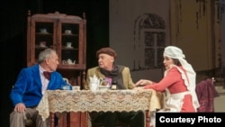 “Бабайлар чуагы” спектакленнән күренеш. Ринат Гарифулла фотосы