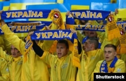 Футбольні вболівальники під час матчу між збірними України і Туреччини. Харків, 2 вересня 2017 року