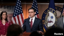 Спикер Палаты представителей США Майк Джонсон проводит еженедельную пресс-конференцию. Вашингтон, 16 апреля 2024 года