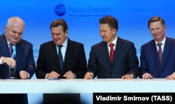 Зліва направо: виконавчий директор Nord Stream Маттіас Варніг, голова комітету акціонерів Nord Stream AG Герхард Шредер, голова компанії «Газпром» Олексій Міллер та керівник адміністрації президента РФ Сергій Іванов на церемонії пуску в експлуатацію другої гілки газопроводу «Північний потік». Виборг, Росія, 8 жовтня 2012 року