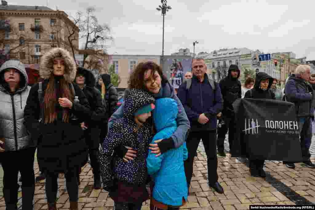 Tedbir Ukrayinağa qoltutqan ve qanunsız şekilde tutulğan vatandaş şahısları ve cenk reineleriniñ azat etilmesi oğrunda küreşken insanlarnıñ ğayretlerini birleştirdi. Kyiv, 2025 senesi noyabrniñ 15-i