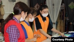 Долбоордун катышуучулары окуу учурунда.