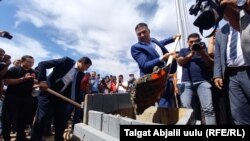 Министрлер кабинетинин облустагы өкүлү Абсаттар Сыргабаев менен Өзбекстан Республикасынын Наманган районунун акиминин орун басары Окибжон Инамов