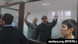 Ортада  - сотталған азаматтық белсенділер Макс Боқаев пен Талғат Аян. Атырау, 28 қараша 2016 жыл.