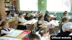 Тоболдагы 15-нче мәктәптә өченче сыйныфта татар теле дәресе бара.