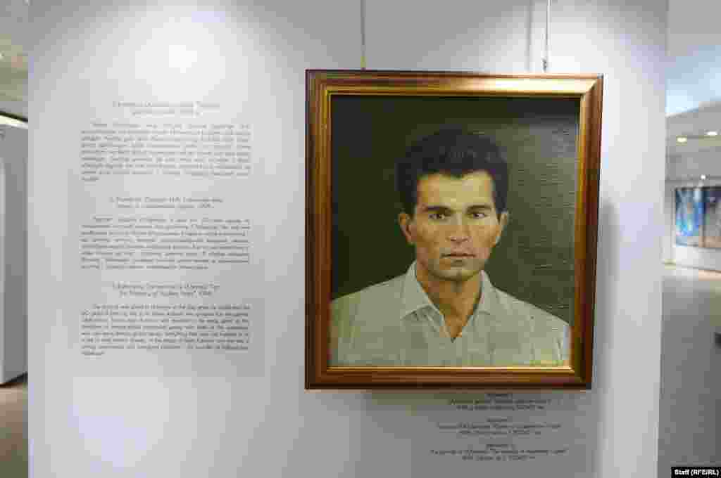 Сүрөттө: &quot;Студенттик жылдар жөнүндө эскерүүлөр&quot; аттуу картина галереянын кире беришинде эле илинип турат. Самаркандда төрөлгөн Каримов СССРдин Мампланында эмгек жолун баштаардан мурда инженердик кесипти жана экономиканы Ташкентте өздөштүргөн.