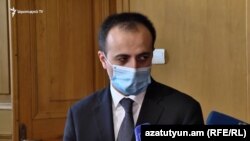 Առողջապահության նախարար Արսեն Թորոսյանն Ազգային ժողովում պատասխանում է լրագրողների հարցերին, 12 հունիսի, 2020թ.