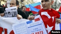 Тюркоязычное население Франции протестует около Сената Франции, Париж, 23 января 2012