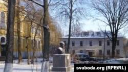 Дом Гарэцкага — на заднім пляне.