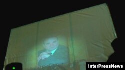 Окруашвили отказывается от своих слов, скандал продолжается. Тбилисцам показывают фильм о журналистском расследовании смерти Жвания