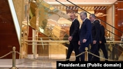 Президент Азербайджана Ильхам Алиев, президент Узбекистана Шавкат Мирзиёев и председатель Халк Маслахаты Туркменистана Гурбангулы Бердымухамедов на трехстороннем саммите, где обсуждались транспортные маршруты. Аваза, 22 августа 2025 года