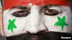 Siriýaly protestçi Siriýanyň Omandaky ilçihanasynyň öňünde prezidentiň wezipesinden gitmegini talap edýär, 17-nji aprel 2011-nji ýyl.