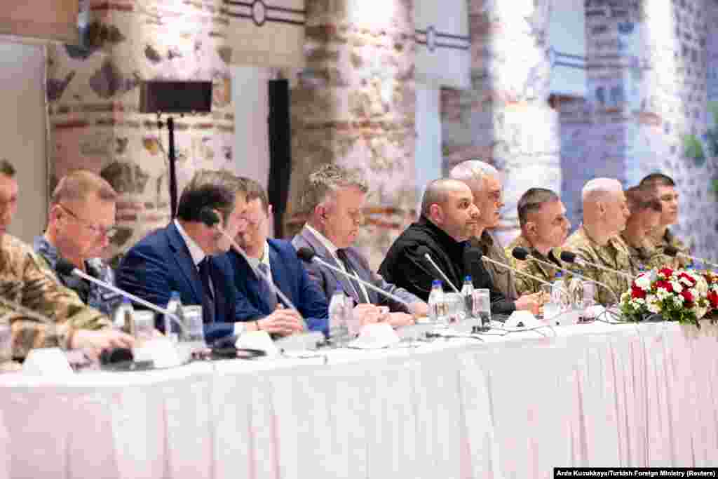 Украинанын коргоо министри Рустем Умеров баштаган украин делегациясы 16-майда Стамбулда орусиялык делегация менен сүйлөшүү жүргүзүүдө.