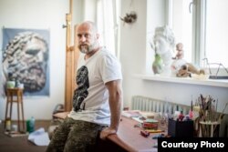 Міхаіл Гулін у сваёй майстэрні ў Менску, архіўнае фота