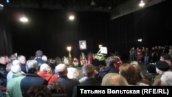 Сотни людей пришли проститься с Алексеем Германом-старшим