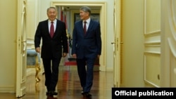 Президент Алмазбек Атамбаев жана казак президенти Нурсултан Назарбаев. 2014-жыл