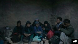 بیکاری و فقر، جوانان افغان را به مهاجرت به ایران وامی‌دارد.