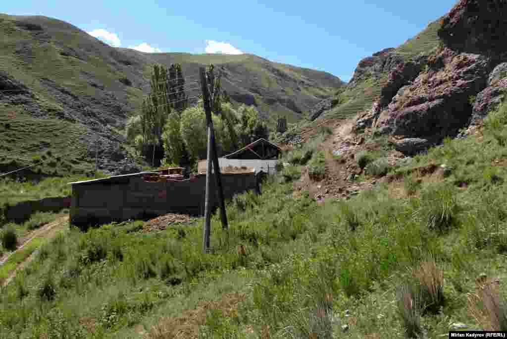 Арасында үйүн бузуп, көчүп кеткендер бар.