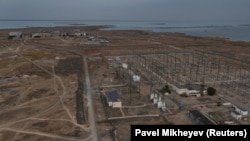 Almatı vilayətinin Ülkən kəndi və yaxınlığındakı elektrik yarımstansiyası. Ülkən AES-in tikintisi üçün üstün yer kimi seçilib.