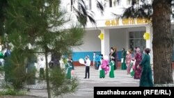 Türkmenistandaky orta mekdeleriň biri (Illýustrasiýa suraty)