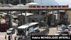 Turkiyadagi O‘zbekiston elchixonasi muzokaralar natijasida o‘zbek haydovchilarining Gruziya-Turkiya chegarasiga orqali o‘tishiga ruxsat berilganini aytmoqda.