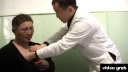 Медосмотр освобожденного заложника, Баткен, 8 января 2013 года. 