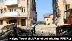 Під час ліквідації наслідків обвалу частини будинку в Дрогобичі, 29 серпня 2019 року