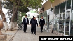 Häkimiýet wekilleri dükanlaryň ýapylmagynyň sebäbini “ýokary derejeli döwlet emeldarynyň geçen hepde ýary gije duýdansyz geçiren barlaglary” bilen düşündirdiler.