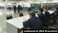 Сотрудники полиции в здании ЦОНа. Уральск, 1 февраля 2020 года.