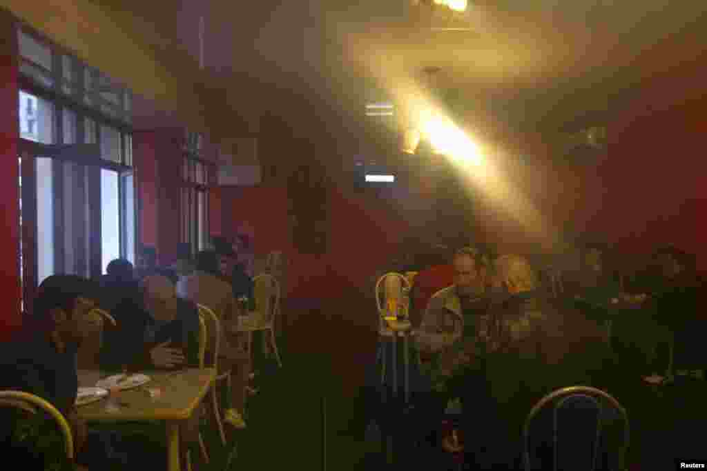 Сочидан 40 чакрым көнчыгыштагы Красная Поляна авылында төзүче мигрантлар бер кафеда ял итә.