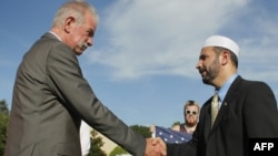 Pastor Terri Jones Merkezi Floridanyň Yslam jemgyýetiniň prezidenti ymam Muhammad Musri bilen duşuşýar, 9-njy sentýabr 2010-njy ýyl.