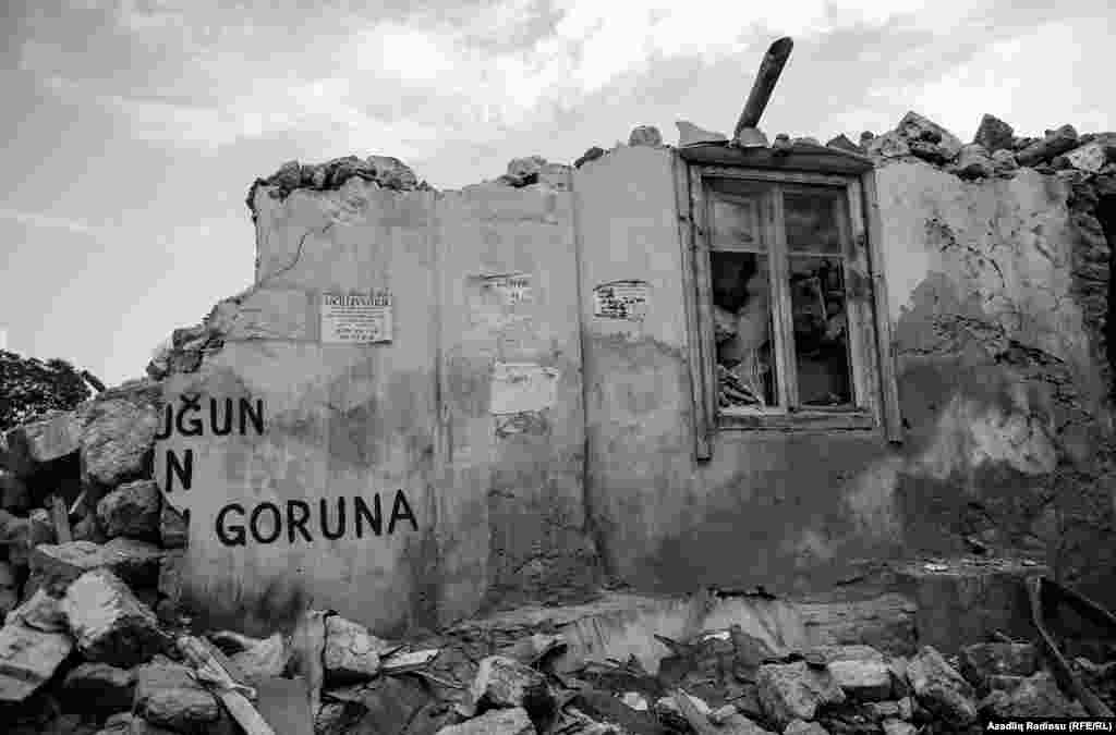 Məhəllələrdə söküntü işləri başlayan gündən divarlarda müxtəlif etiraz sloqanları görmək olardı.  