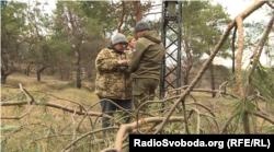 Волонтери встановлюють відеоспостереження на передовій