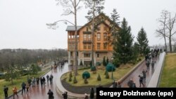 Українці оглядають резиденцію президента-втікача, 22 лютого 2014 року
