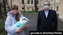 Губернатор Александр Беглов (в маске) посетил роддом в Петербурге