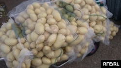 Картофель на рынке.