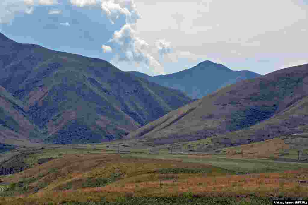 Местоположение города было удачным. Он располагался рядом с входом в ущелье Кастек (хорошо видно на фото), в верховьях которого находится перевал. Через него можно попасть в Чуйскую долину. Существовала прямая связь с одной из столиц караханидов &ndash; Баласагуном (недалеко от города Токмак в Кыргызстане). В последней четверти XIV века через этот перевал из долины Или перешло войско Тимура. Чуть ниже возвышения, на котором стоял город, протекает речка Кастек. Вокруг &ndash; пастбища. В общем, место &ndash; удобное во многих отношениях.&nbsp;