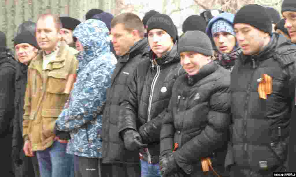 Кырымтатарлар зәңгәр төстәге кырымтатар әләме һәм зәңгәр-сары төстәге Украина әләмнәре белән килсә, сепаратизм тарафдарлары Русия әләмнәре күтәреп һәм сары-кыры төстәге Георгий ленталары тагып килгән иде.